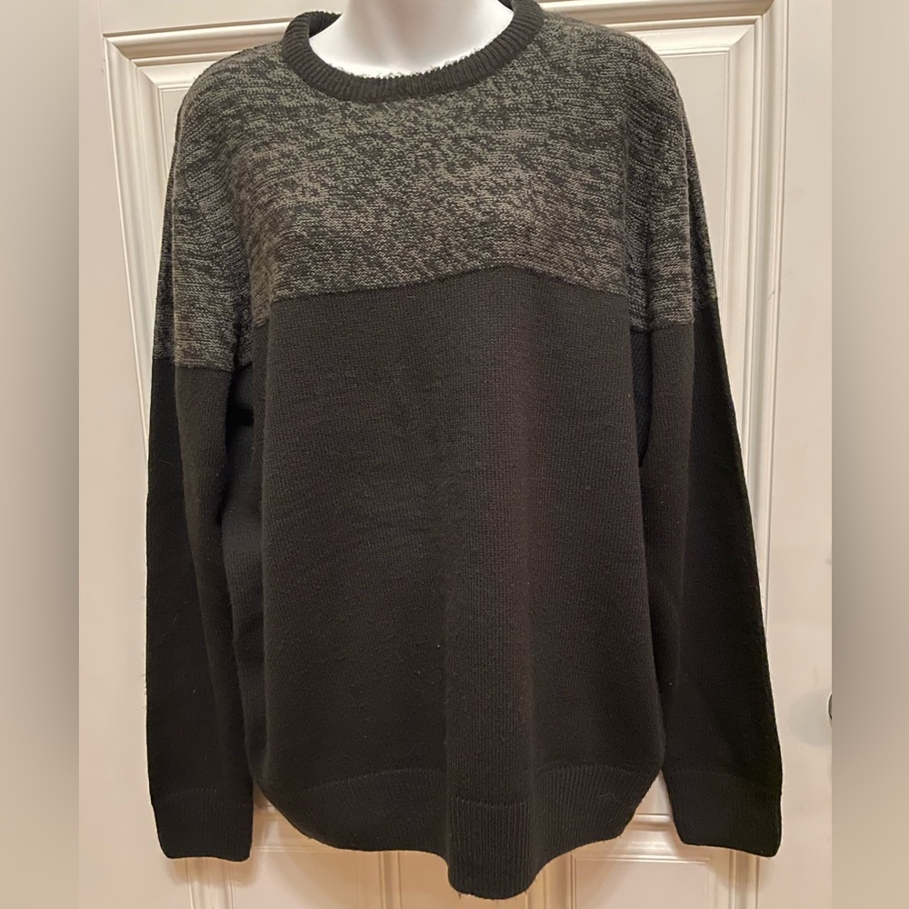 💙Men’s Large knit crewneck colour blocked sweater in two toned grey.